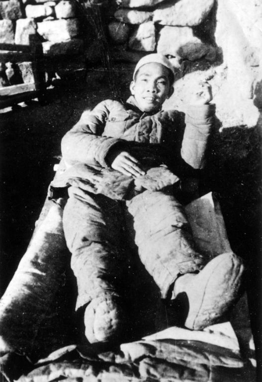 1944年2月,沙飞负伤,在阜平碳灰铺的和平医院养伤。赵银德摄